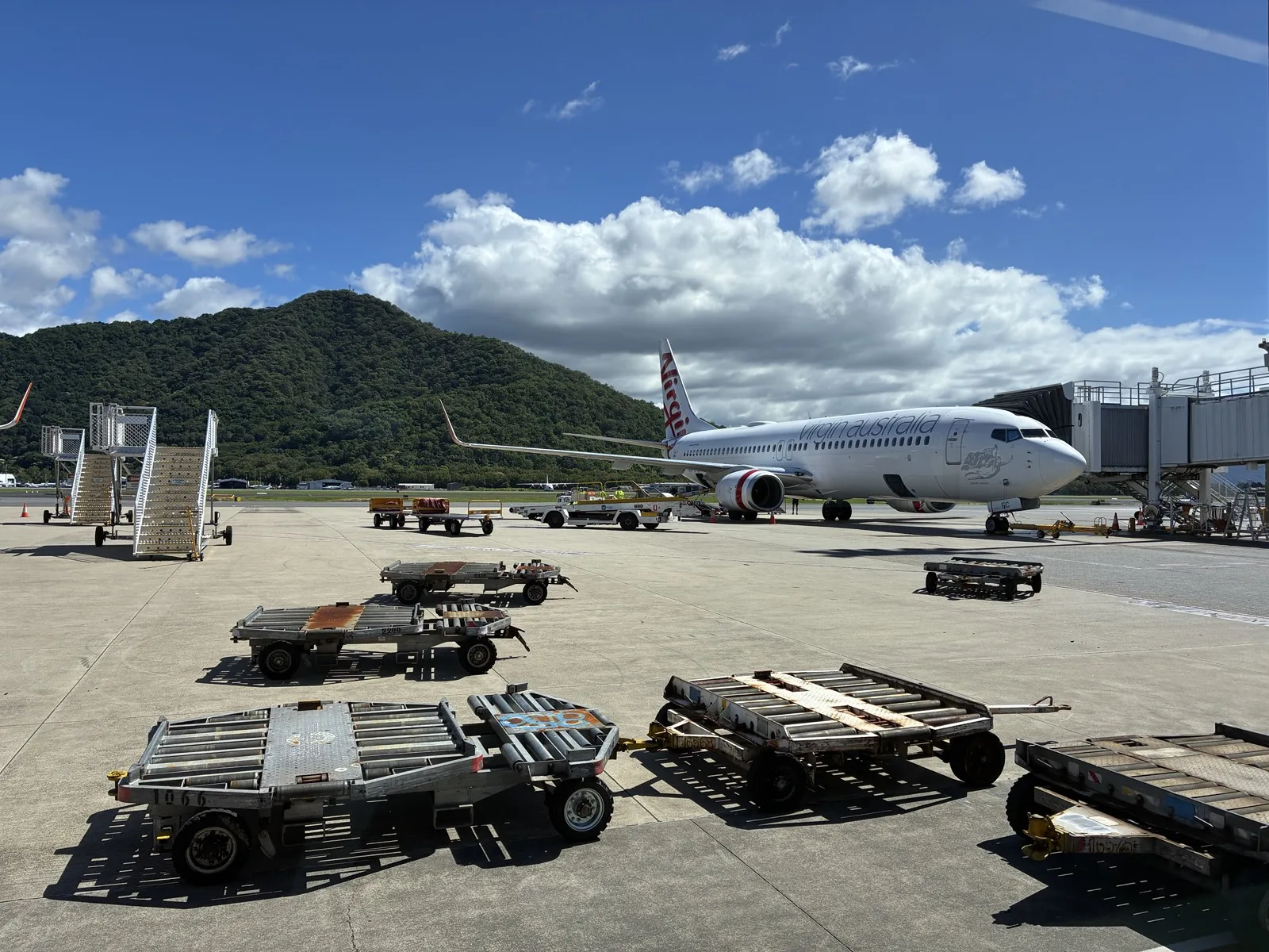 ケアンズ空港に到着したJetstarの機体と山並み