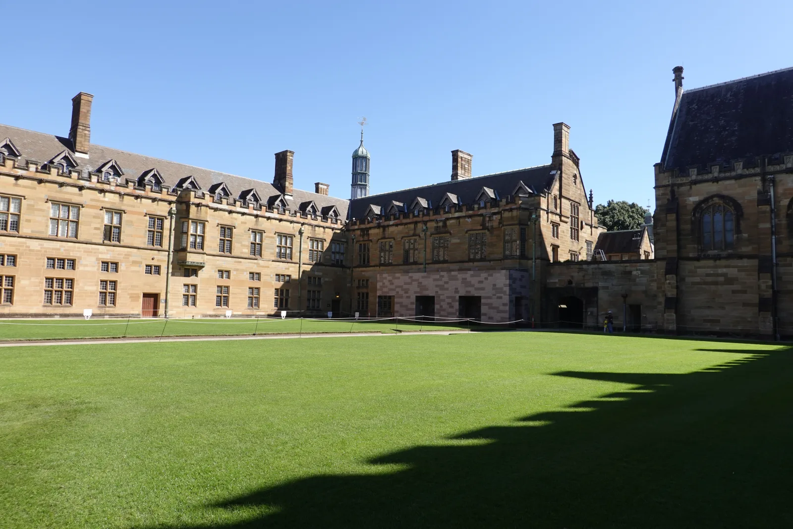 シドニー大学メイン・クアドラングルの砂岩に囲まれた中庭