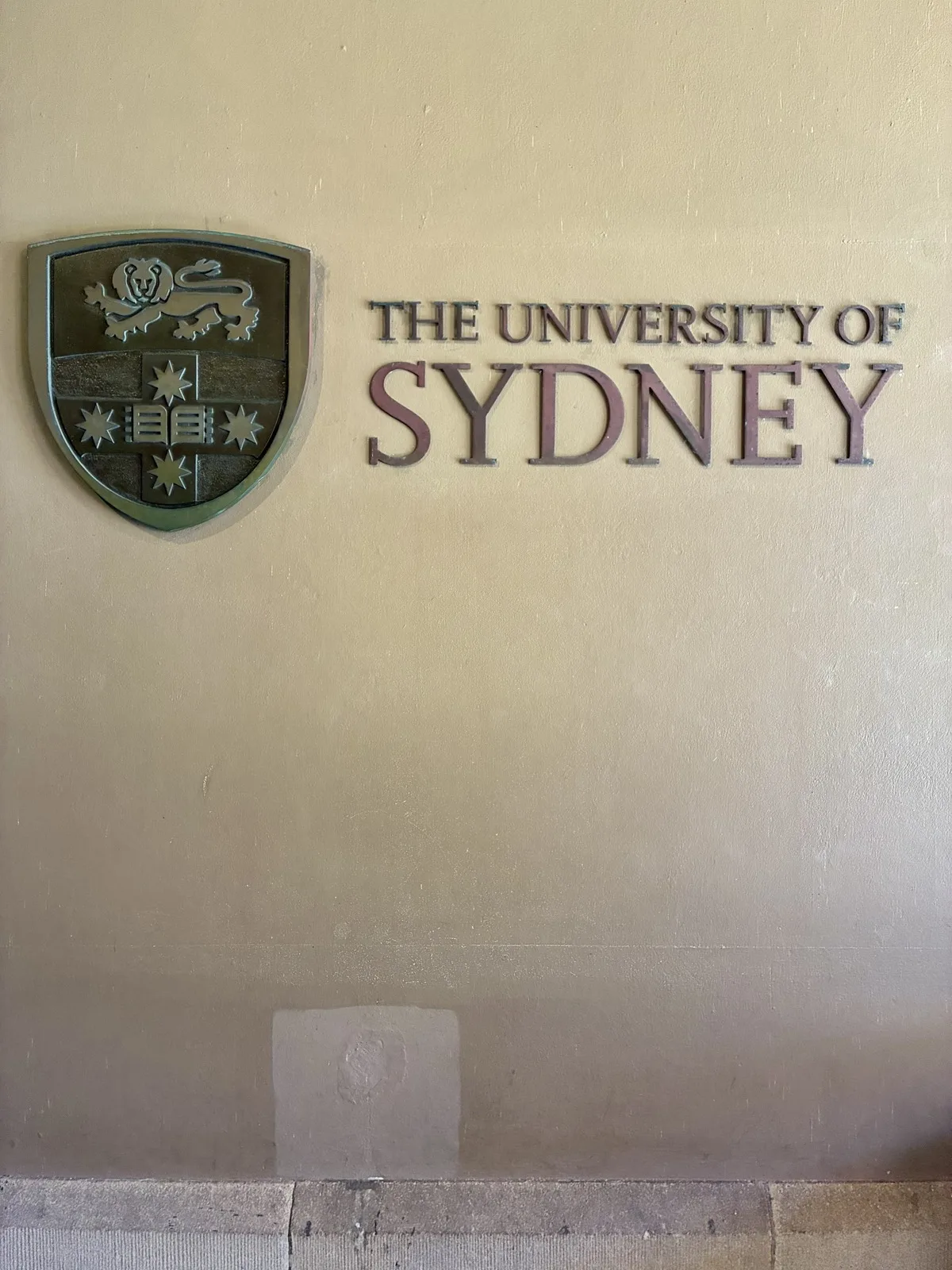 シドニー大学の校章とThe University of Sydneyの文字