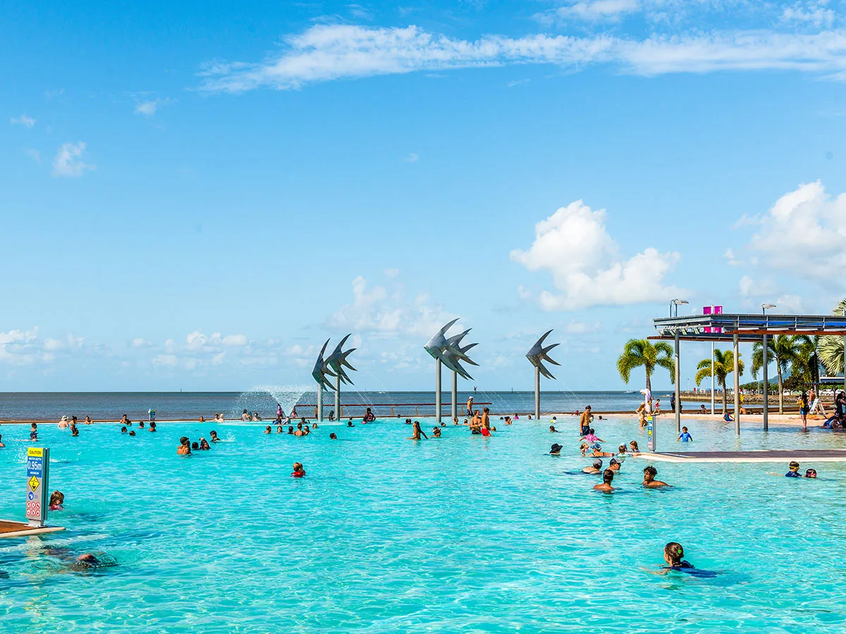 Seasonal weather in Sydney and Cairns