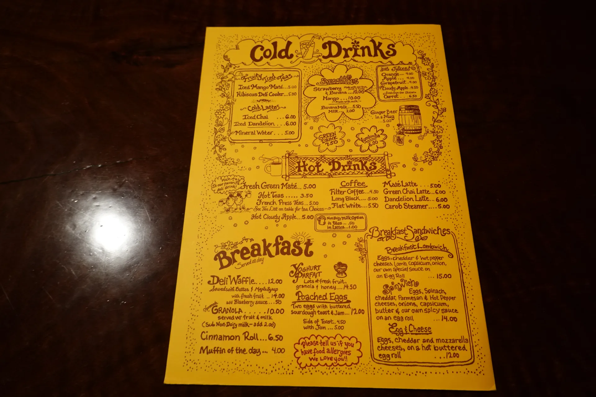 飲み物と朝食が手描きで載ったザ・イエロー・デリの黄色いメニュー