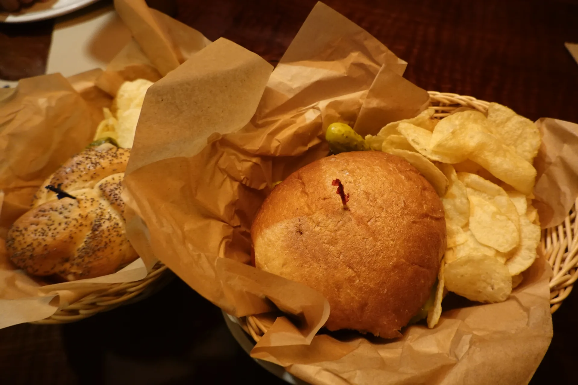 ザ・イエロー・デリで注文した2種類のサンドイッチとポテトチップス
